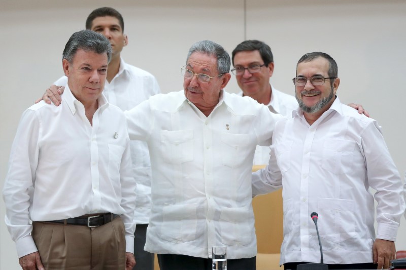 © Reuters. El gobierno colombiano y las FARC se comprometen a firmar la paz en seis meses