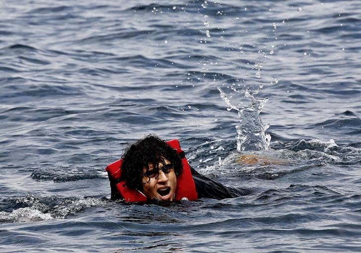 © Reuters. شاهد: نحو 1200 مهاجر وصلوا إلى جزيرة ليسبوس اليونانية اليوم