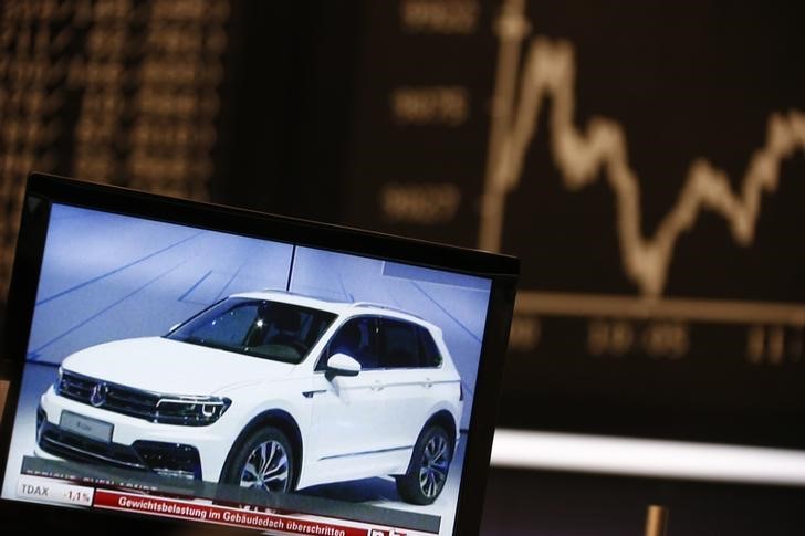 © Reuters. Экран с изображением Volkswagen Tiguan на фондовой бирже во Франкфурте-на-Майне 