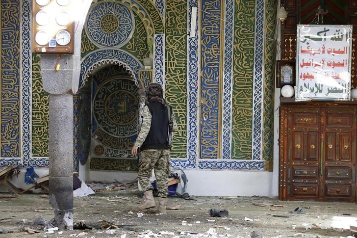 © Reuters. شهود: تفجيران انتحاريان يستهدفان مسجدا للحوثيين في اليمن