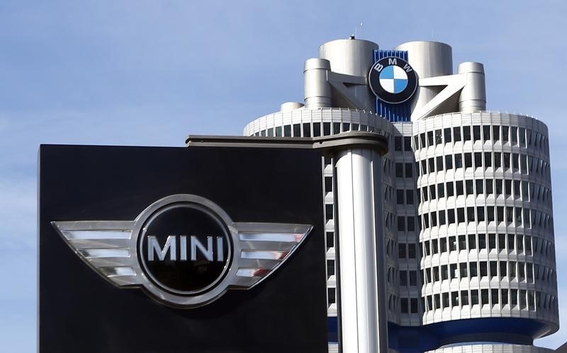 © Reuters. The logo of German luxury car maker BMW-Mini is pictured in Munich