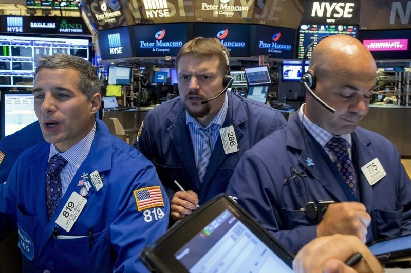 © Reuters. Traders work on the floor of the New York Stock Exchange 