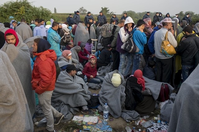 © Reuters. Imigrantes na fronteira da Sérvia com Croácia