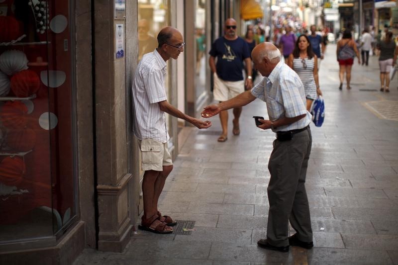 © Reuters. Bajar el riesgo de pobreza, principal meta de desarrollo para España: informe