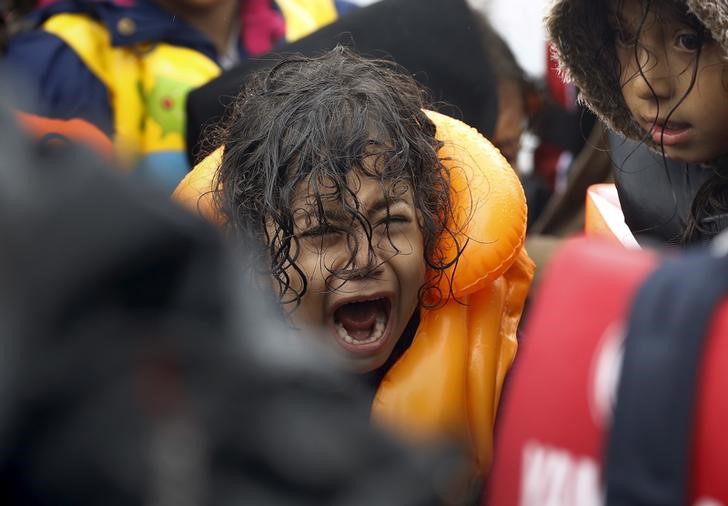 © Reuters. استمرار تدفق اللاجئين وأوروبا تتحرك لوقف المد