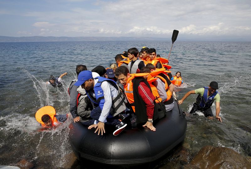 © Reuters. Imigrantes desembarcando na ilha grega de Lesbos