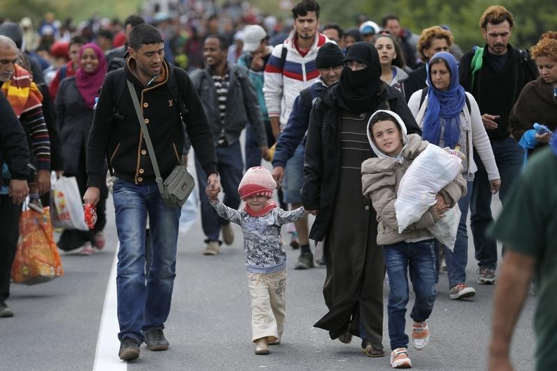 © Reuters. هولندا: لا مؤشرات على أن متشددين يتظاهرون بأنهم لاجئون ليصلوا أوروبا