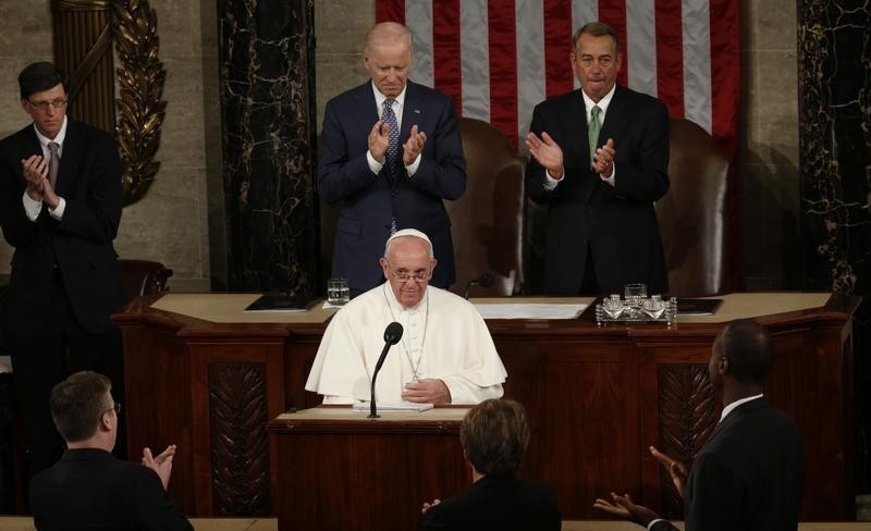 © Reuters. البابا يبلغ الكونجرس أن على أمريكا أن ترفض العداء تجاه المهاجرين