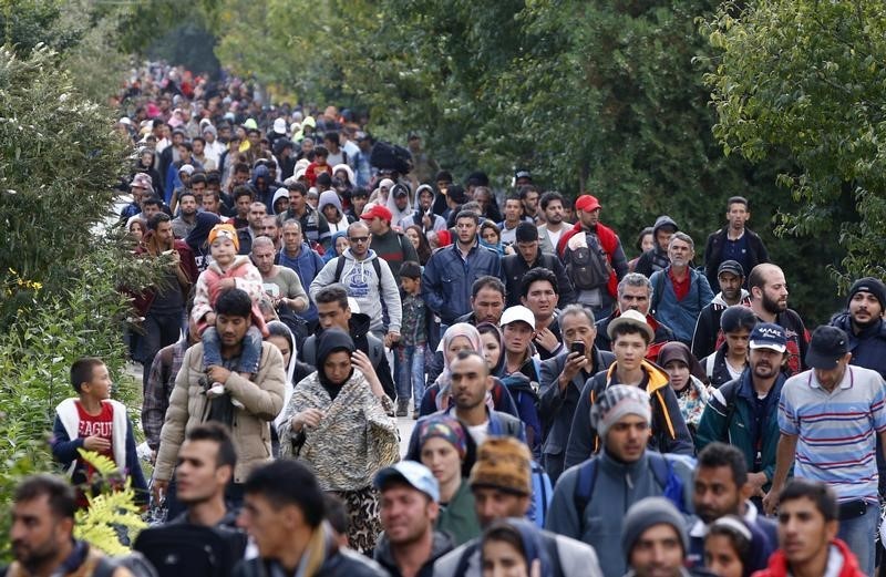 © Reuters. المجر ربما تبحث فتح "ممر" للمهاجرين
