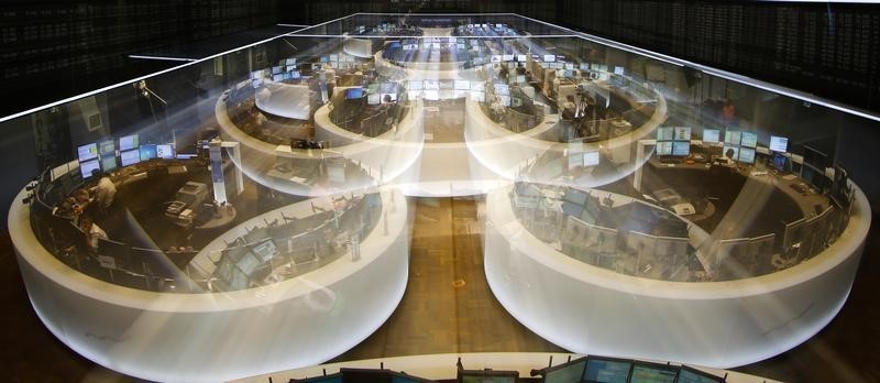 © Reuters. A zoomed overview shows the trading floor at the German stock exchange in Frankfurt