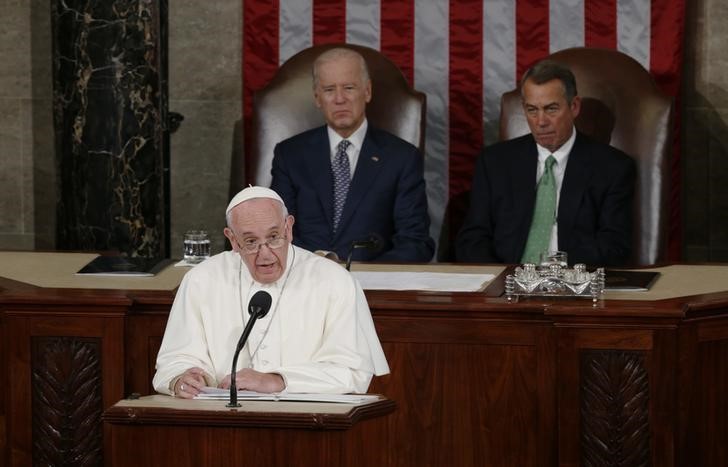 © Reuters. Papa Francisco discursa no Congresso dos EUA, observado pelo vice-presidente Joe Biden e o presidente da Câmara, John Boehner