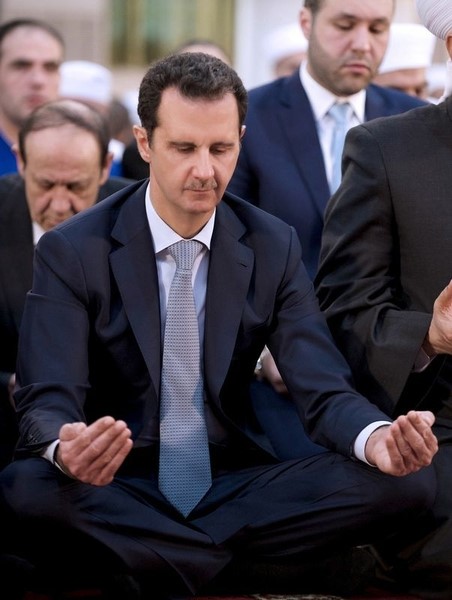 © Reuters. الأسد يصلي في جامع بدمشق ويوجه كلمة للسوريين في العيد