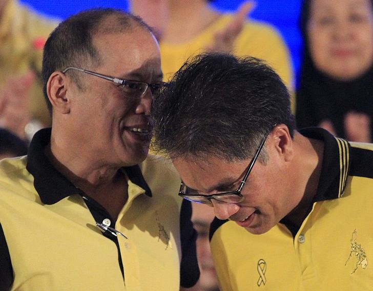 © Reuters. President Benigno Aquino speaks to Interior Secretary Manuel "Mar" Roxas during a ceremony at Club Filipino in San Juan city