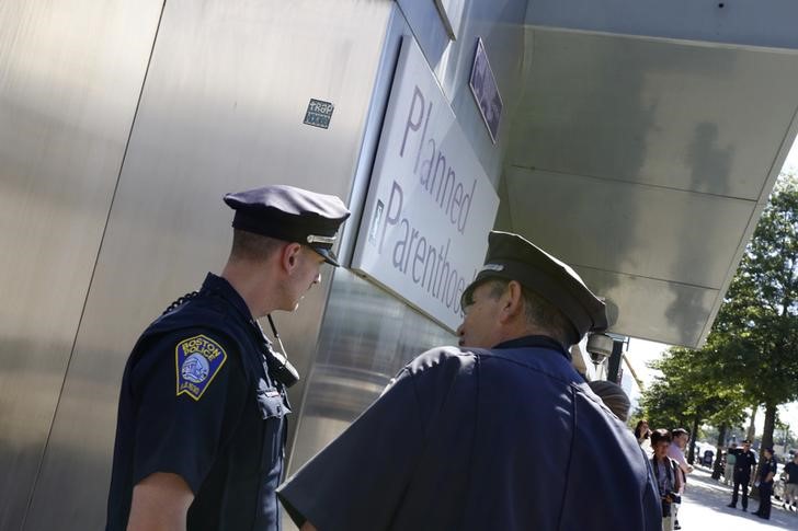 © Reuters. Boston police officers stand in front of a Planned Parenthood clinic in Boston