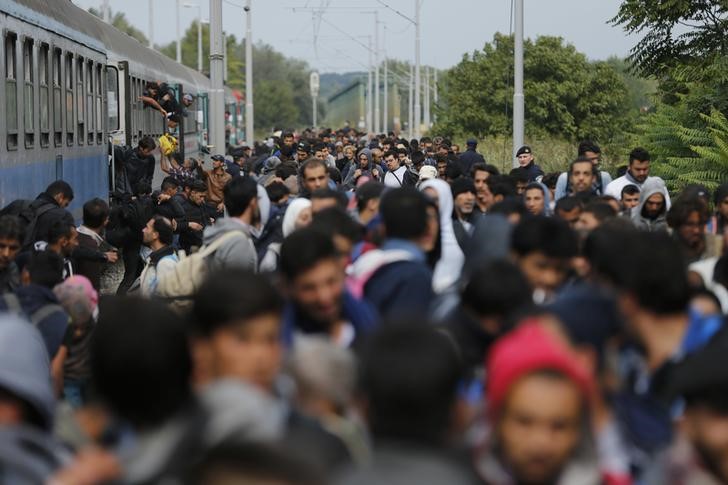 © Reuters. Migrants walk towards Hungarian border after arriving in Botovo