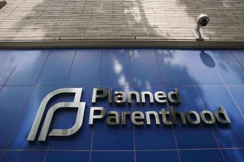 © Reuters. A sign is pictured at the entrance to a Planned Parenthood building in New York 