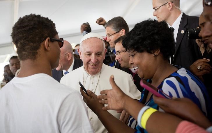 © Reuters. Papa Francisco visita desabrigados em instituição católica 