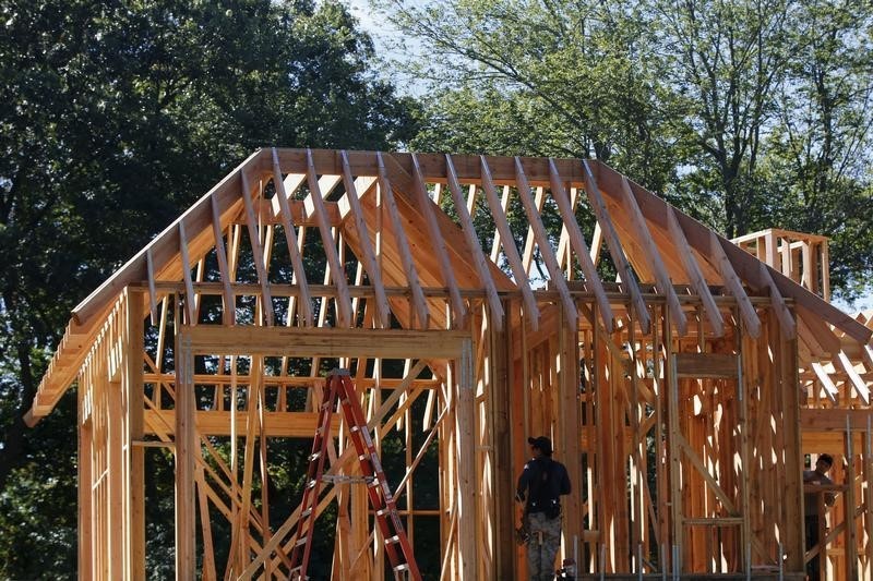 © Reuters. Men work at the job site of a new home in Manhasset, New York