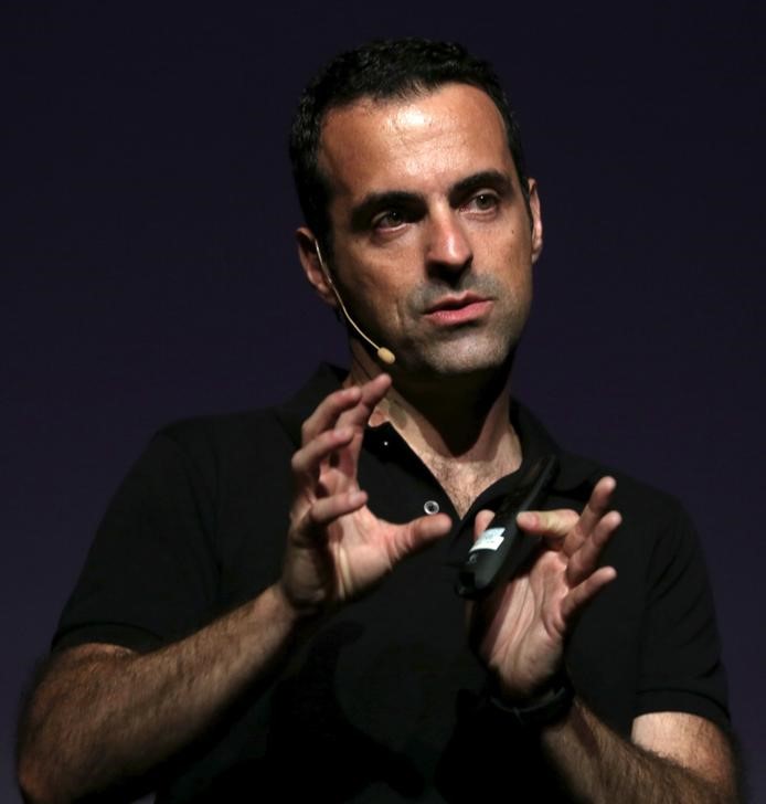 © Reuters. Hugo Barra, vice-presidente da Xiaomi, participa de anúncio da marca em São Paulo