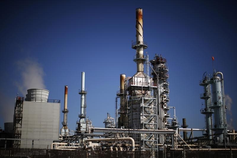 © Reuters. النفط يصعد 1 بالمئة بعد بيانات عن انخفاض في المخزونات في كاشينج
