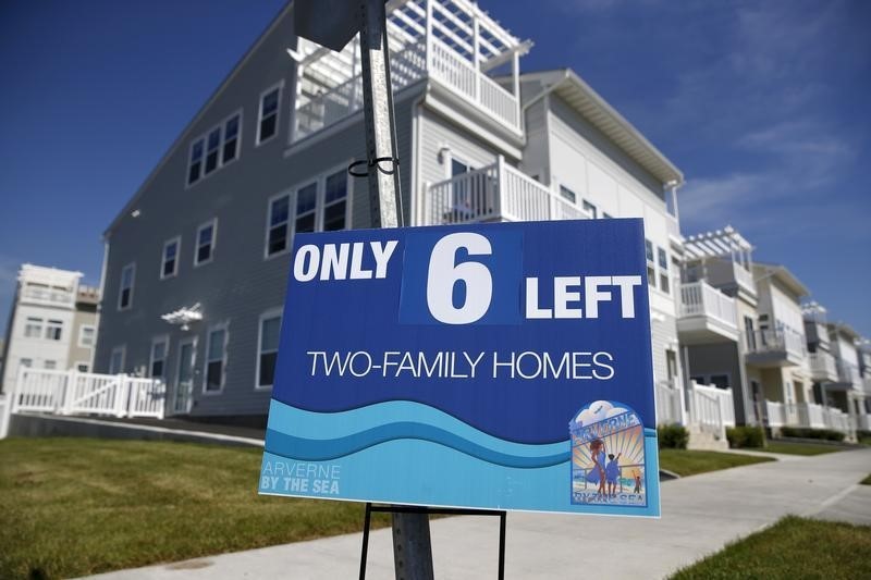 © Reuters. An advertisement for two-family homes is seen outside an oceanside community  in the Rockaway area of the Queens borough of New York