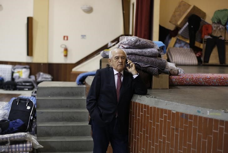 © Reuters. Ministro do Trabalho, Manoel Dias, fala ao telefone celular durante visita a abrigo de igreja em São Paulo