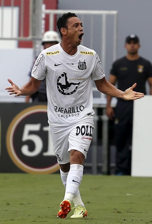 © Reuters. Atacante Ricardo Oliveira, do Santos, comemora gol marcado contra o Palmeiras na final do Campeonato Paulista