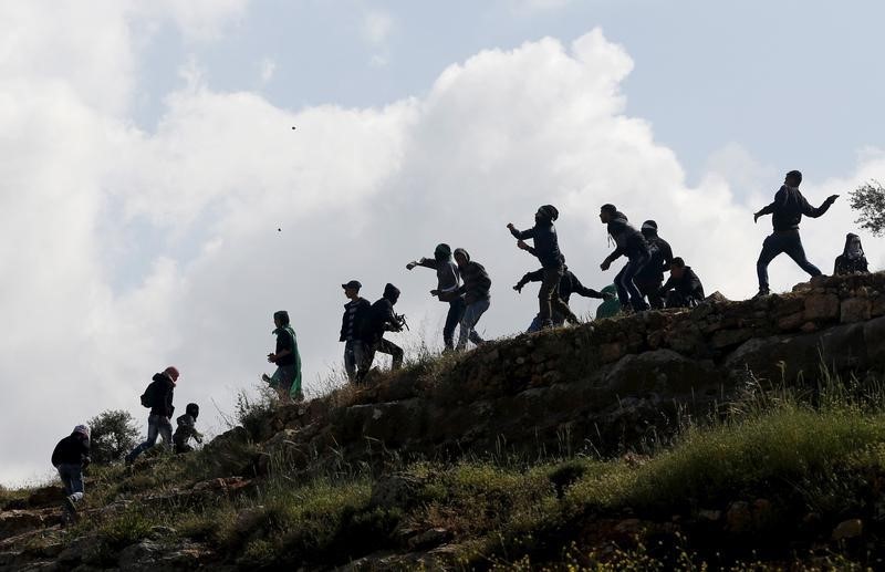 © Reuters. إسرائيل تشدد إجراءات التصدي للرشق بالحجارة وإلقاء القنابل الحارقة