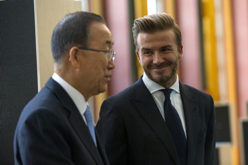 © Reuters. UNICEF Goodwill Ambassador Beckham  speaks with United Nations Secretary General Ban Ki-Moon at United Nations in Manhattan, New York