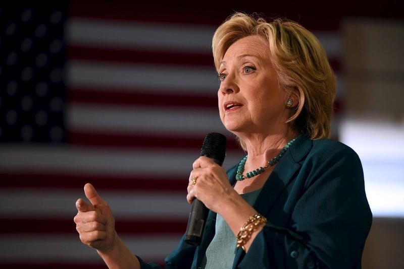 © Reuters. U.S. Democratic presidential candidate Clinton speaks at the Community Forum on Substance Abuse at The Boys and Girls Club of America campaign event in Laconia New Hampshire