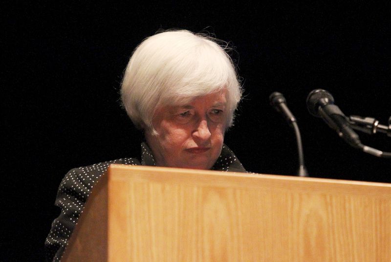 © Reuters.  Chair do Fed, Janet Yellen, faz uma pausa perto do fim de seu discurso na Universidade de Massachusetts, nos EUA 