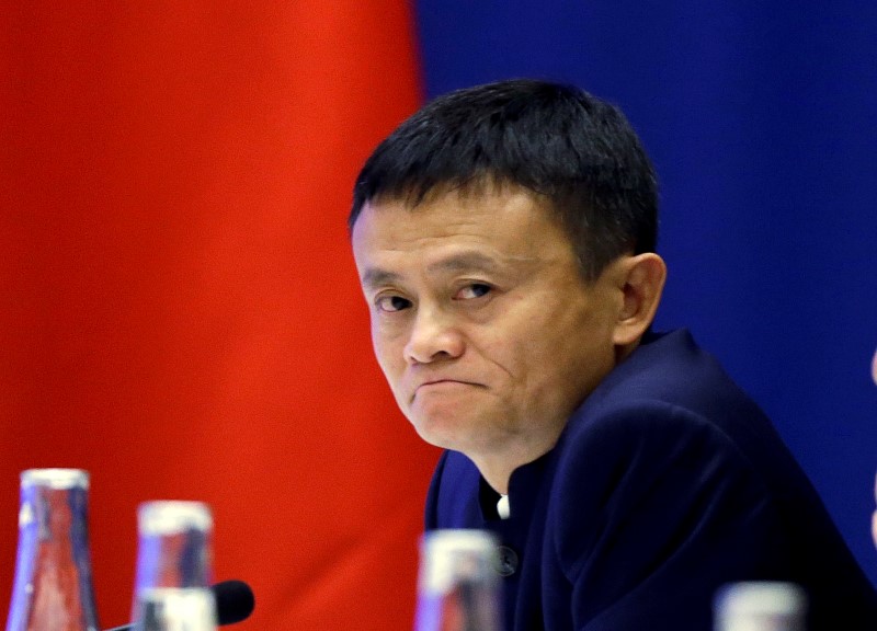 © Reuters. Chinese CEO Jack Ma of Alibaba listens to Chinese President Xi Jinping at a U.S.-China business roundtable comprised of U.S. and Chinese CEOs in Seattle Washington 