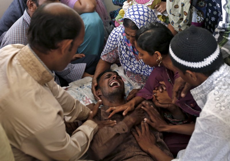 © Reuters. A Muslim man weeps after getting the news of his family members, who died in Thursday's stampede at Mina, in Ahmedabad
