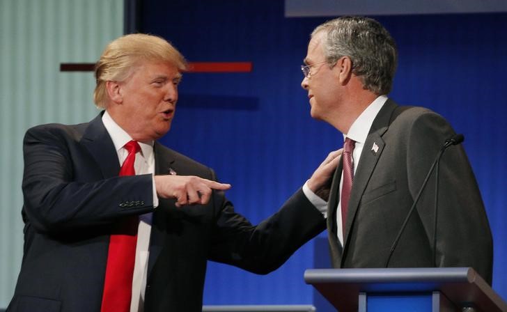 © Reuters. Republican 2016 U.S. presidential candidate Trump talks with fellow candidate Bush during a commercial break at the first official Republican presidential candidates debate of the 2016 U.S. presidential campaign in Cleveland