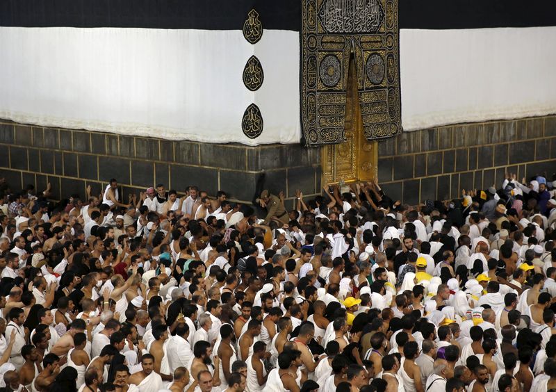 © Reuters. Peregrinos muçulmanos na Grande Mesquita, em Mecca