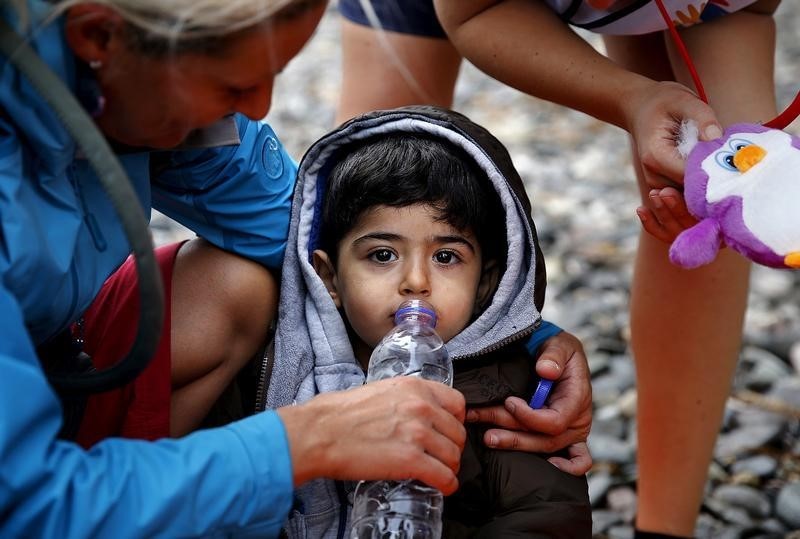 © Reuters. Criança refugiada síria após desembarque na ilha grega de Lesbos