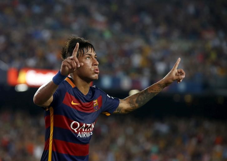 © Reuters. Neymar comemorando gol em partida contra a Roma na Espanha