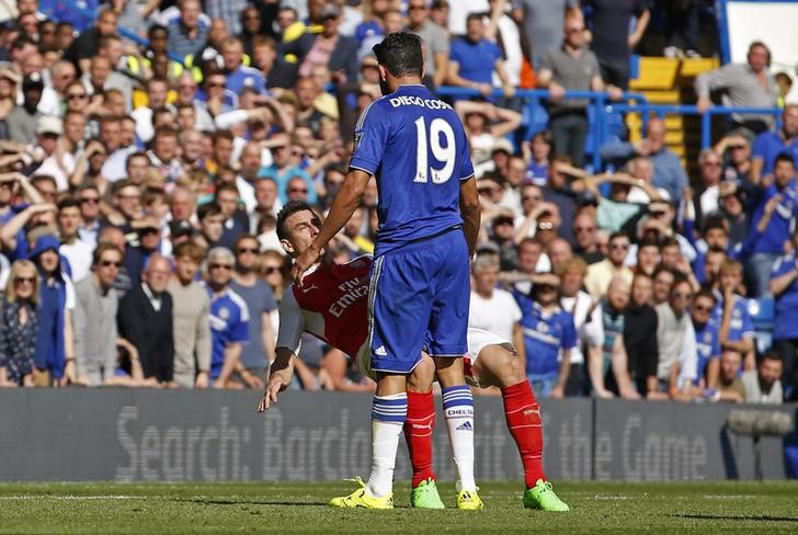 © Reuters. Diego Costa durante confusão com Laurent Koscielny em partida da Liga Inglesa