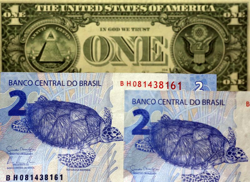 © Reuters. Nota de um dólar junto a notas de dois reais, em São Paulo