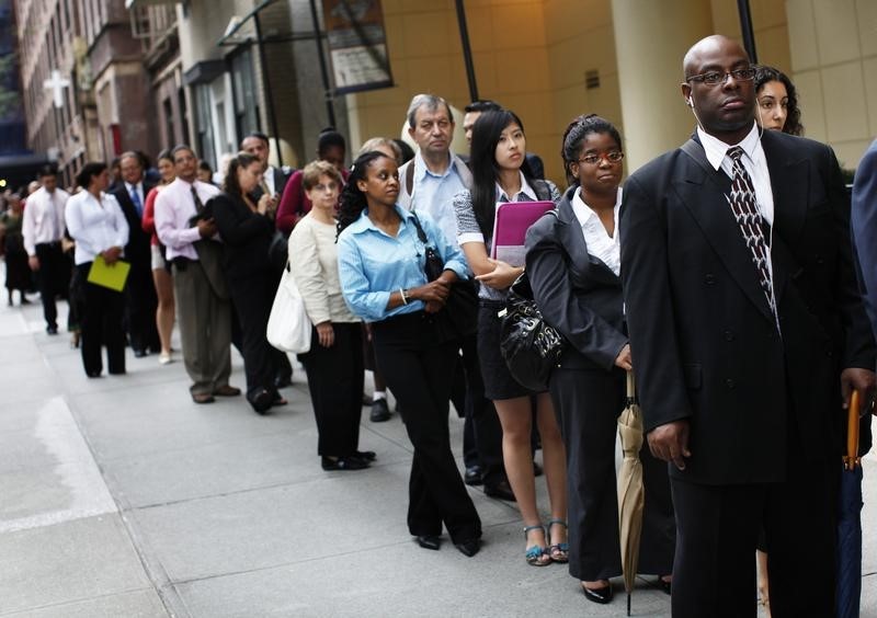 © Reuters. People wait in line to enter a job fair in New York