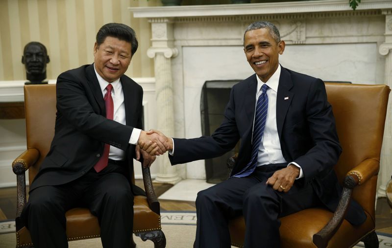 © Reuters. U.S. President Obama greets Chinese President Xi in the Oval Office of the White House in Washington 