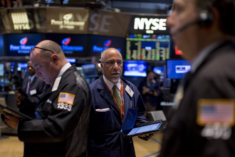 © Reuters. Traders work on the floor of the New York Stock Exchange 