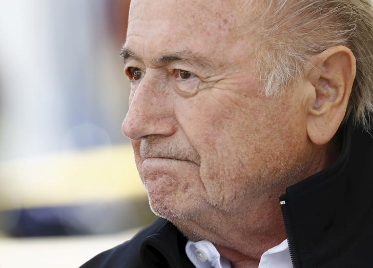 © Reuters. Blatter reacts before the first game of the so-called "Sepp Blatter tournament" in Ulrichen