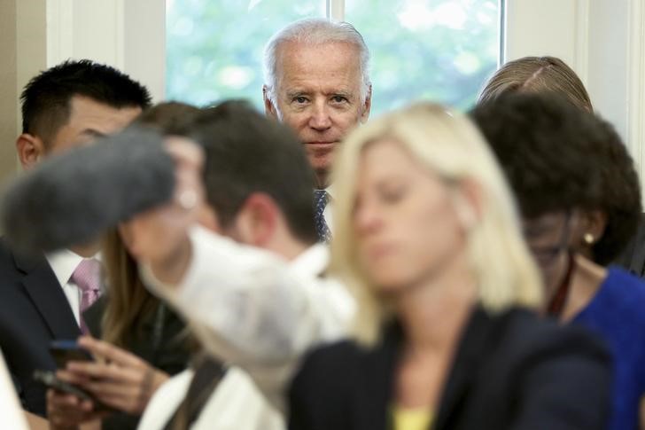 © Reuters. U.S. Vice President Biden stands behind reporters as President Obama and U.N. Secretary-General Ban make statements after their meeting in the Oval Office at the White House in Washington