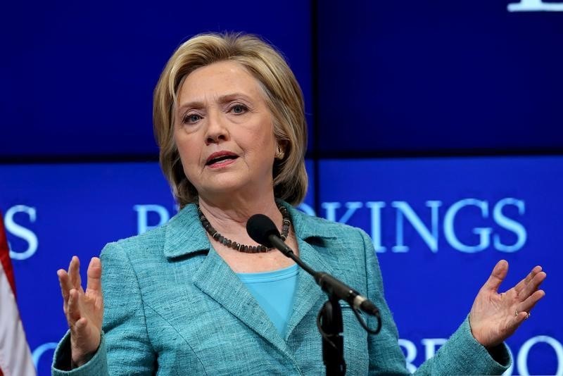 © Reuters. Democratic presidential candidate Clinton discusses the Iran nuclear agreement in Washington