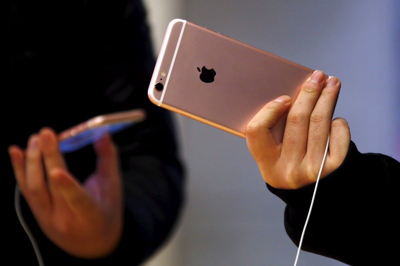 © Reuters. Customers hold the iPhone 6s during the official launch at the Apple store in central Sydney, Australia