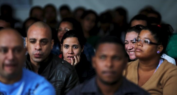 © Reuters. Desempregados esperam para preencher ficha de emprego em São Paulo 