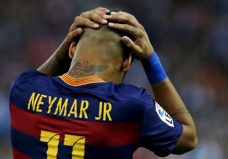 © Reuters. Barcelona's Neymar reacts after missing a scoring opportunity against Atletico Madrid during their Spanish first division soccer match at Vicente Calderon stadium in Madrid