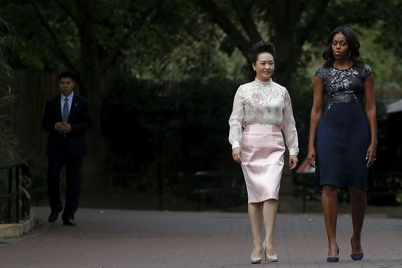 © Reuters. ميشيل أوباما وزوجة الرئيس الصيني تختاران اسما لمولود باندا في واشنطن 
