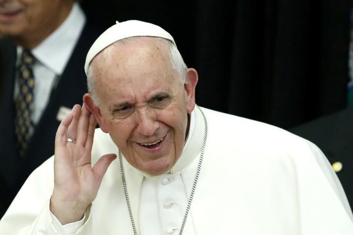 © Reuters. Papa Francisco ouve canto de crianças em Nova York